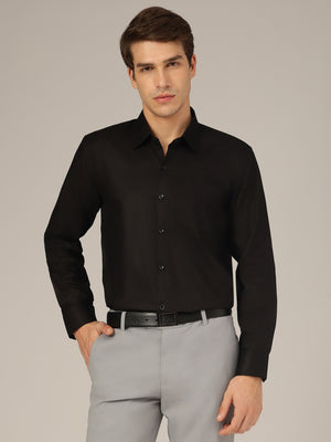 Black: Textured Spread Collar Formal Shirt