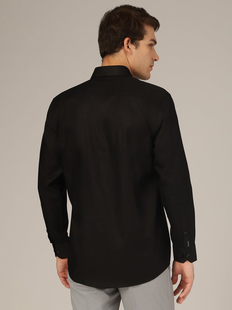 Black: Textured Spread Collar Formal Shirt