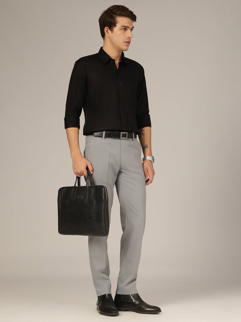 Black: Textured Spread Collar Formal Shirt