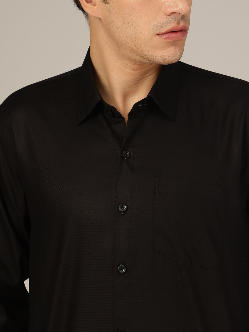 Black: Textured Spread Collar Formal Shirt