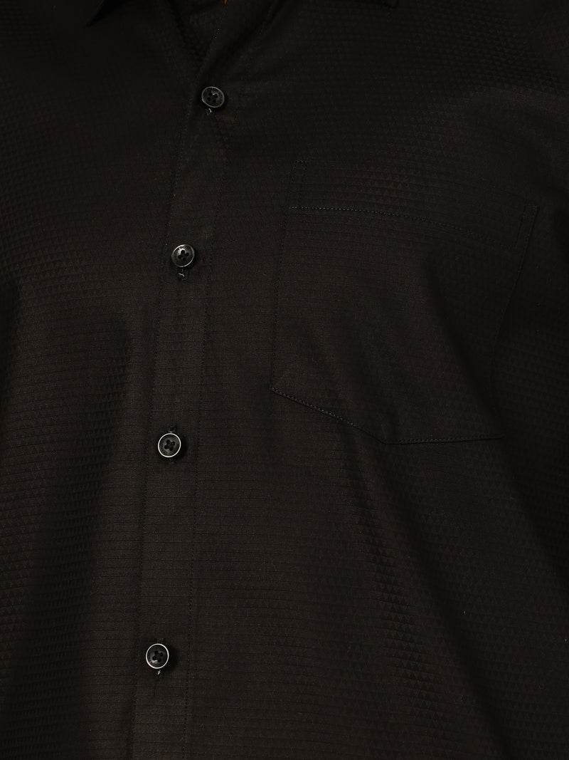 Black: Textured Spread Collar Formal Shirt