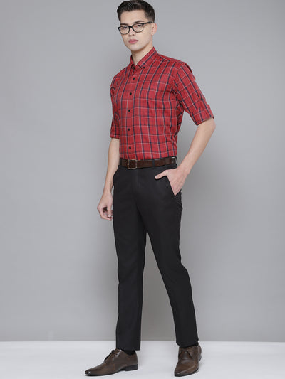 Red: Smart Slim Fit Checked Formal Shirt