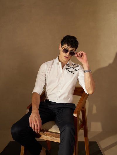 White & black: Full Sleeves Geometric Printed Cotton Casual Shirt