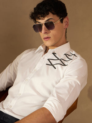 White & black: Full Sleeves Geometric Printed Cotton Casual Shirt