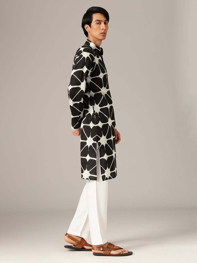 Black: Geometric Printed Mandarin Collar Kurta