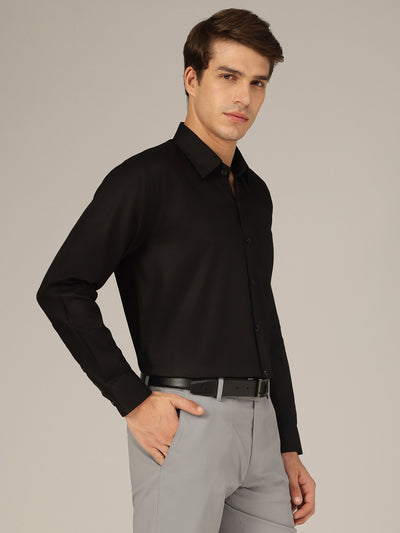 Black: Textured Spread Collar Formal Shirt